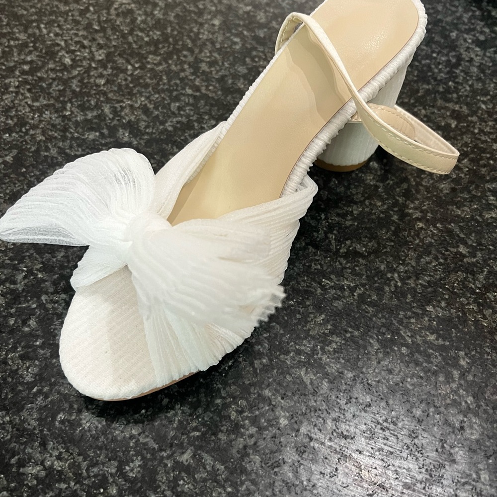 White bow heel